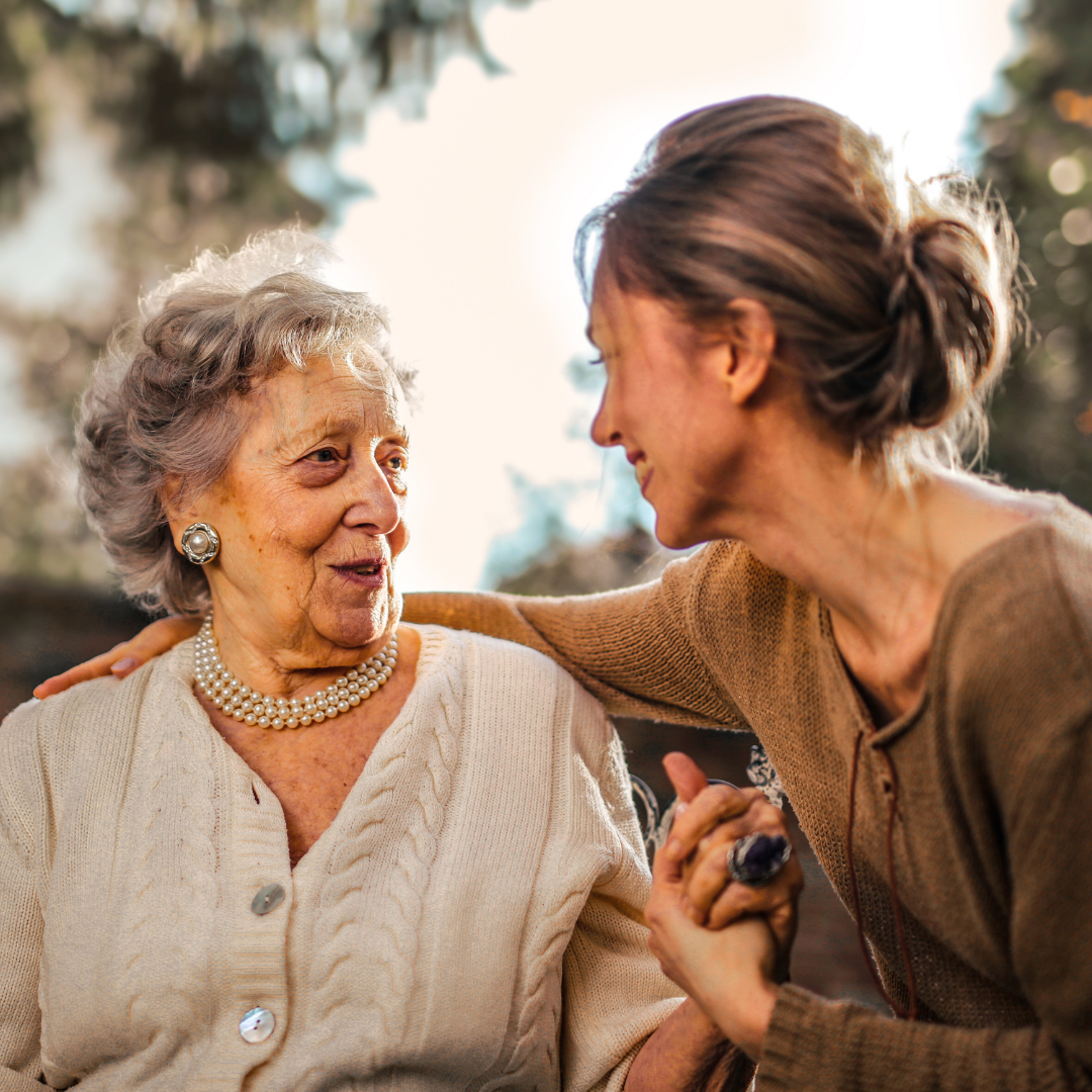 Cuidadora acompañando a persona mayor