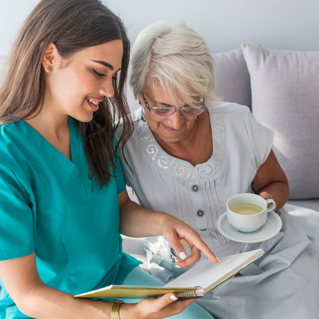 Cuidadora y persona mayor sonriendo